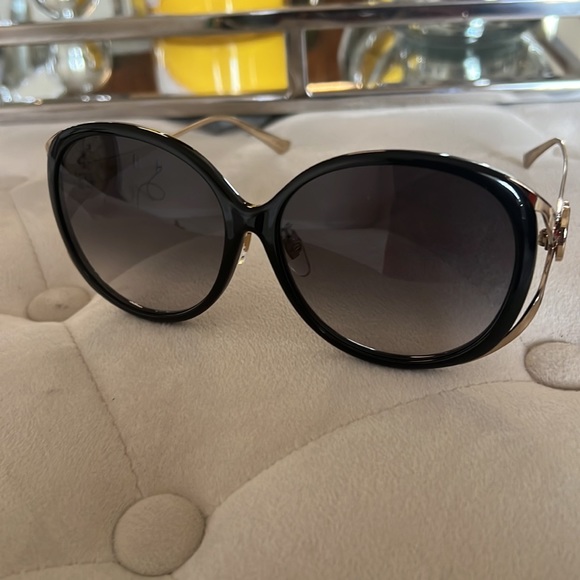 Authentic Gucci Sunglasses - LIKE NEW - Picture 7 of 11